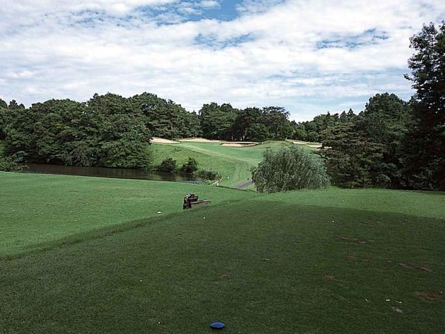画像: 6番ホール/170㍎/パー3 池とバンカーに囲まれ、グリーンはやや打ち上げになる。手前のバンカーを避けやや大きめの番手で狙う