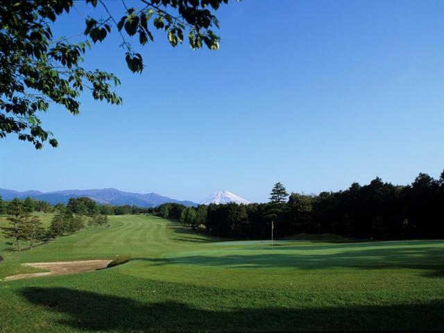 画像: 9番ホール/427㍎/パー4(裾野)左ドッグレッグの打ち下ろし。第2打地点のバンカーには注意したい