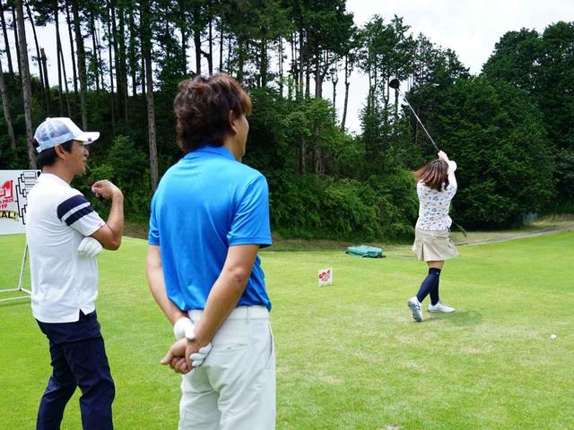 画像: 「TS2は、クラブがしっかりして重く感じるけど、振るとタイミングが合いやすい」(勝又)