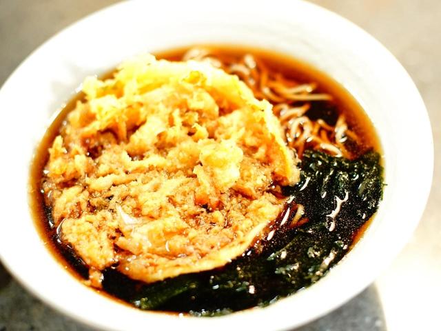 画像: 5品目はもうひとつの定番 「天ぷらそば」。東京の立ち食いらしい、かえしの利いたつゆ