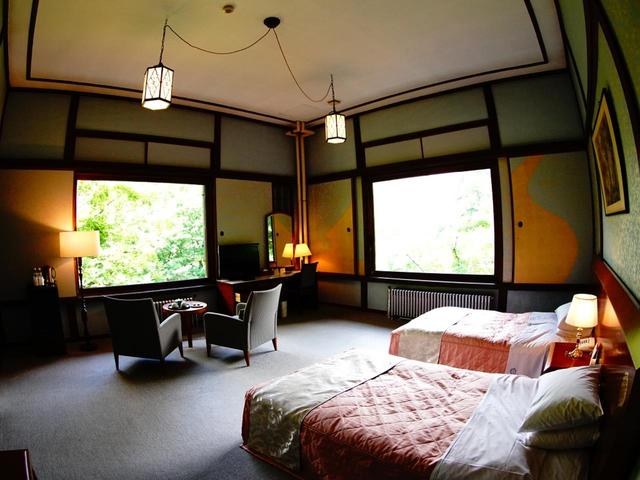 画像: 本館・新館・別館等を持つ全71室のリゾートホテル。写真の部屋(別館)は景観も素晴らしい
