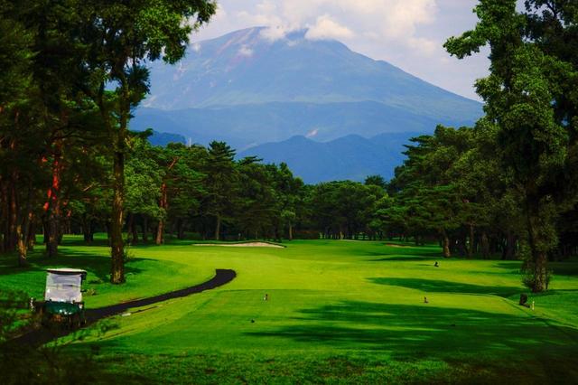 画像: 18番(422Y・P4)男体山に向かってわずかに打ちあげていくパー4。番手選びが難しい
