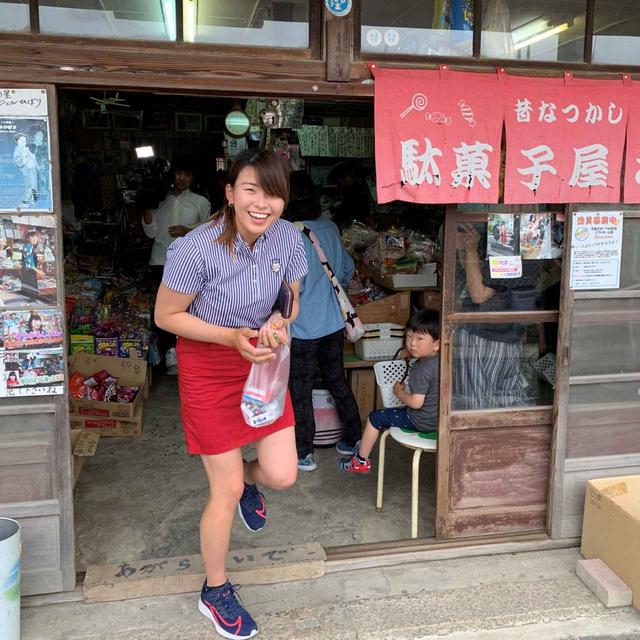 画像: 渋野行きつけの駄菓子屋「坪井商店」は、地元の子供たちだけでなく全国から駄菓子屋ファンが訪れる聖地的な存在