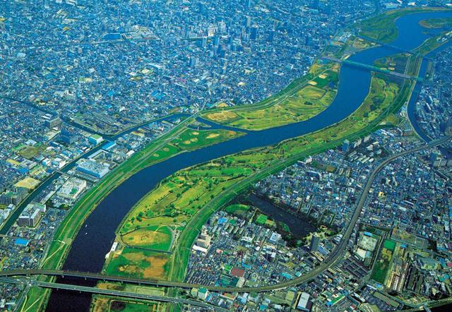 画像: 荒川の河川敷にコースは展開する。河川敷は都会のオアシス的存在だ。画面左側は埼玉県の川口市浮間ゴルフ場