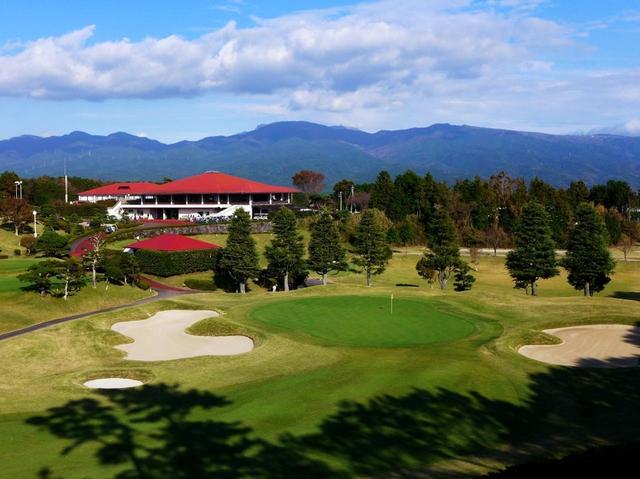 画像: 静岡県富士山南麓に広がる東名CC 近年の改造により、すべてベントの1グリーンになった