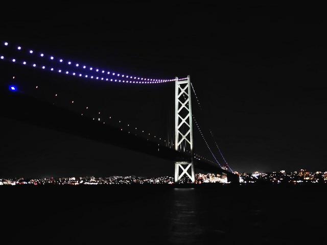 画像: 真下から見上げた明石海峡大橋。写真では伝えきれませんが、光の絶景です。