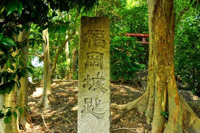 画像2: 長船のコースを見守る鎮守さまは、福岡城址でもあります