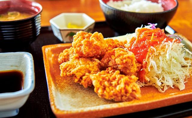 画像: ボリュームたっぷりでジューシー、特製のつけだれはさっぱり風味。渋野プロが大好物な「鳥カラ定食」。この「鳥カラ」と「オムライス」をセットにしたメニュー「シブコランチ」が9月から登場
