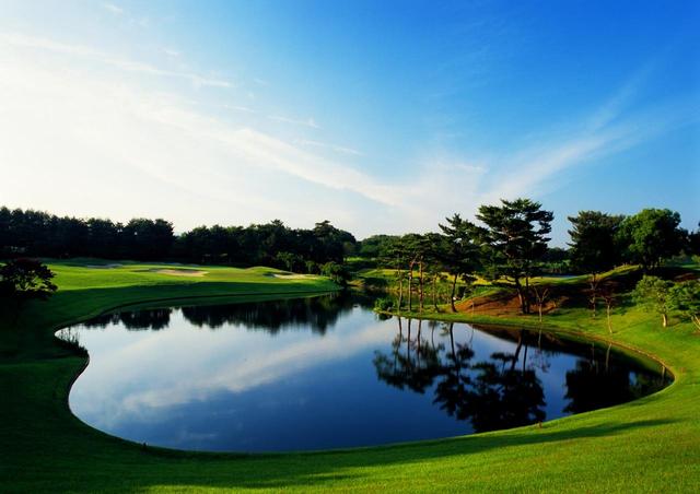 画像: 16番ホール(221ヤード・パー3)池越えの美しいショートホール