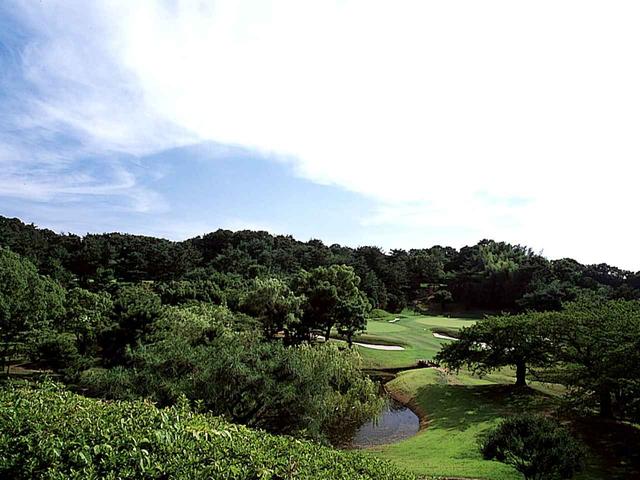 画像: 5番ホール(155㍎・パー3)池越えの美しいパー3で日本庭園の趣きがある。