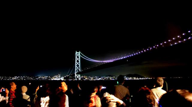 画像: デッキの上では大勢の乗客が夜景を堪能