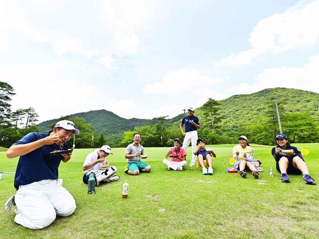 画像: 「箸を使うときに、動かし方を考えて食べる人間はいない」と青木コーチ。スウィングも型を考えるのでなく、無意識に動かせるように指導しているという