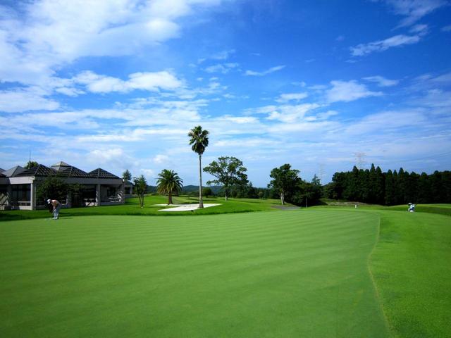 画像: 練習グリーンは巨大。平らな面と傾斜がついた面がある