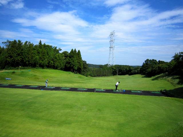 画像: 練習場は250ヤード(11打席)。もちろんドライバーも使用可(30球/500円)