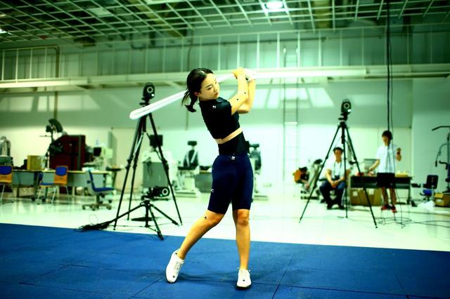 画像5: セキ・ユウティン選手。通常のロープ素振り(写真)に右足・左足で足踏みするステップ素振りを組み合わせる。さらに、左足の踏み込みを斜め前にして前進しながら繰り返すと体の開きも少なくなる
