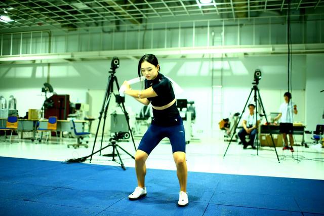 画像3: セキ・ユウティン選手。通常のロープ素振り(写真)に右足・左足で足踏みするステップ素振りを組み合わせる。さらに、左足の踏み込みを斜め前にして前進しながら繰り返すと体の開きも少なくなる