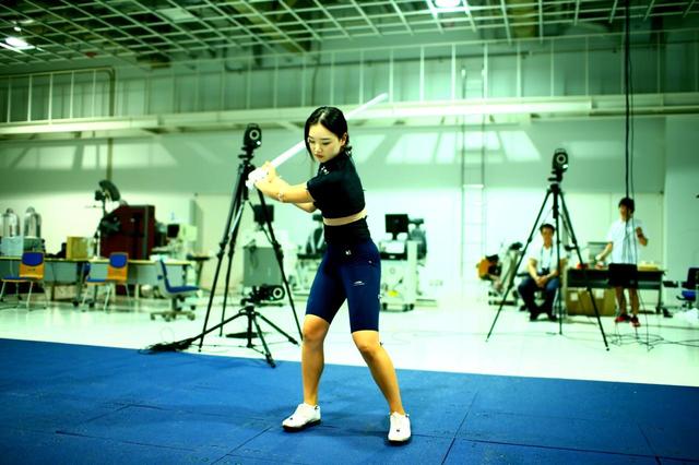 画像1: セキ・ユウティン選手。通常のロープ素振り(写真)に右足・左足で足踏みするステップ素振りを組み合わせる。さらに、左足の踏み込みを斜め前にして前進しながら繰り返すと体の開きも少なくなる