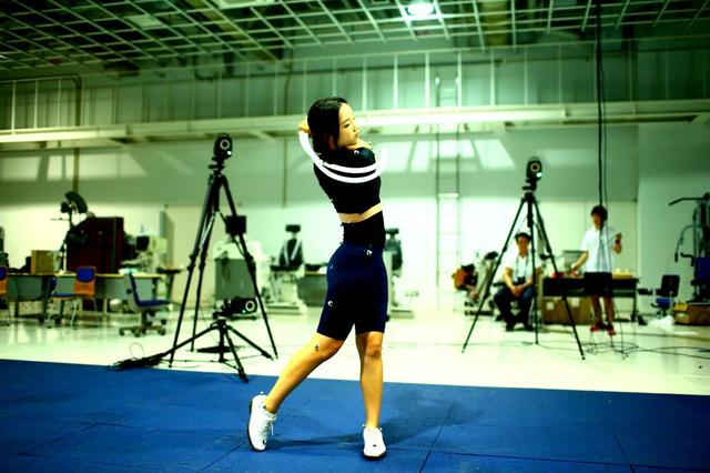 画像6: セキ・ユウティン選手。通常のロープ素振り(写真)に右足・左足で足踏みするステップ素振りを組み合わせる。さらに、左足の踏み込みを斜め前にして前進しながら繰り返すと体の開きも少なくなる