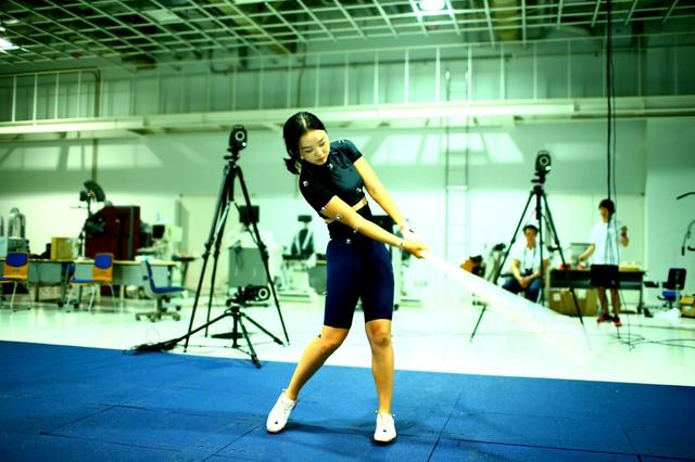 画像4: セキ・ユウティン選手。通常のロープ素振り(写真)に右足・左足で足踏みするステップ素振りを組み合わせる。さらに、左足の踏み込みを斜め前にして前進しながら繰り返すと体の開きも少なくなる