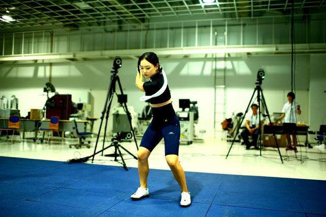 画像2: セキ・ユウティン選手。通常のロープ素振り(写真)に右足・左足で足踏みするステップ素振りを組み合わせる。さらに、左足の踏み込みを斜め前にして前進しながら繰り返すと体の開きも少なくなる