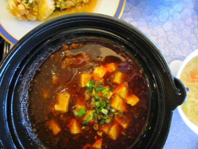 画像: 四川麻婆豆腐と油淋鶏 1,950円(税込)スープ、ライス、デザート付き