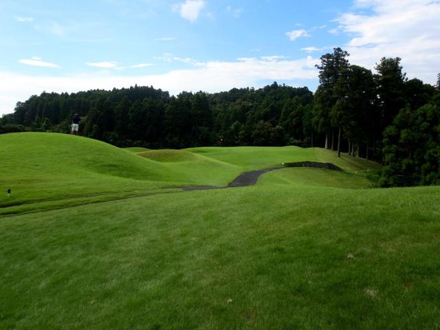 画像: 12番(359Y・P4)セカンド地点、右のラフより