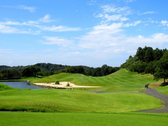 画像: 14番(531Y・P5)池とバンカーが印象的。ホールは2打目以降、打ち下ろしに切り替わる