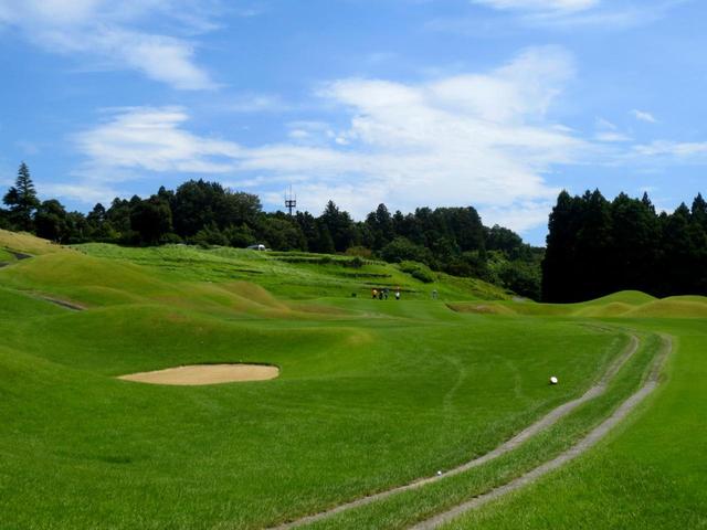 画像: 9番(433Y・P4)セカンド地点からも打ち上げ。グリーン右手前のバンカーに注意