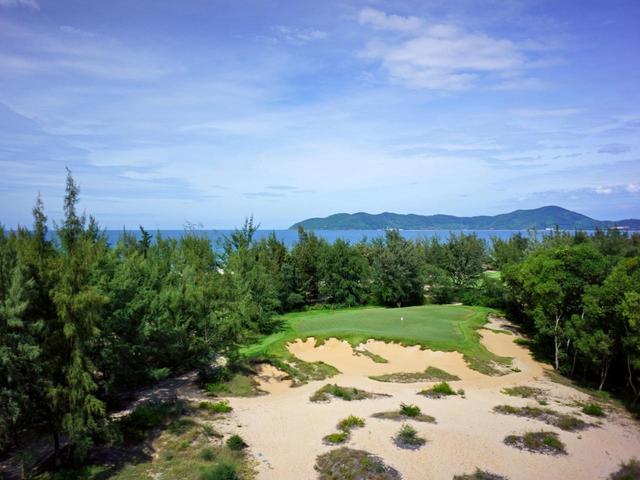 画像: 8番パー3は海沿いのホール