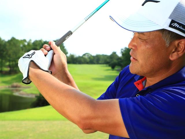 画像: トップではグリップに力を入れない
