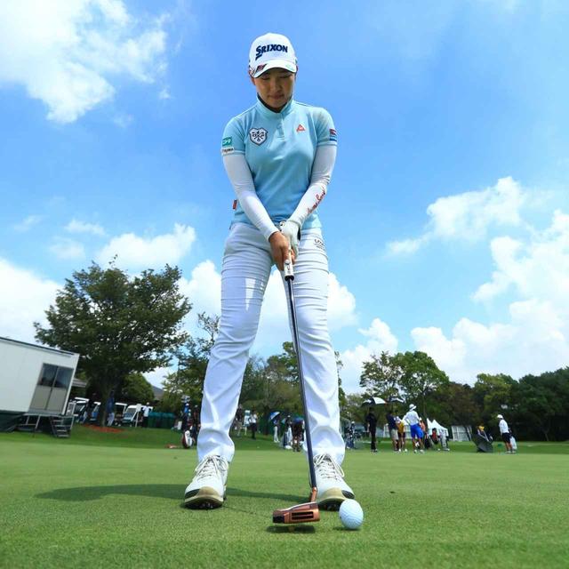 画像4: 【パット】女子プロの練習グリーンに大接近! ヘッドの動き、出球の管理、集中力。三ヶ島、葭葉、小祝、アン・ソンジュ…