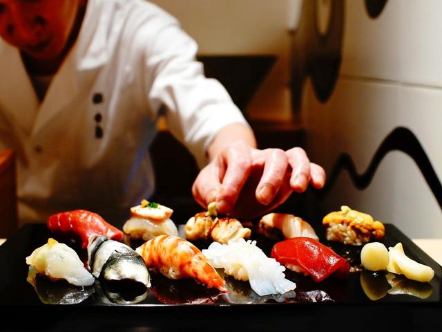 画像: ゴルフのあとは玄界灘の海の幸。"博多前鮨"