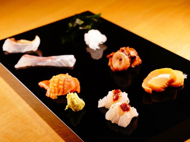 画像: 玄界灘で獲れた旬の魚を刺しでいただく。シャリにネタが乗った鮨は締めで出されるのが博多流