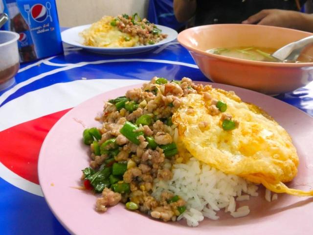 画像: 鶏肉や豚肉を唐辛子などの調味料で炒め、ライスと一緒に食べるガパオライス。こちらも辛いことが多いです