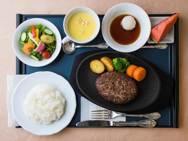 画像: 葉山牛入りハンバーグステ―キ 150g・2646円~