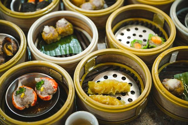 画像: 新鮮な魚介をふんだんにつかったタイの蒸し料理