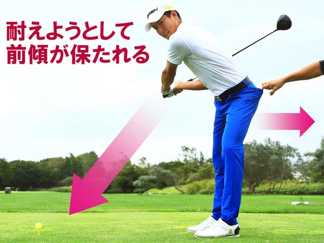 画像: 腰は切れるだけ切ればいい。体がボール方向に動くと体の前のスペースがなくなり、詰まってしまう。左お尻のポケットを引っ張られる感覚で腰を回転させていく