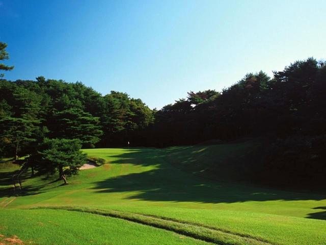 画像: 2番ホール/517ヤー㍎/パー5 1打目の落とし場所が狭く、グリーン手前100㍎付近が窪地