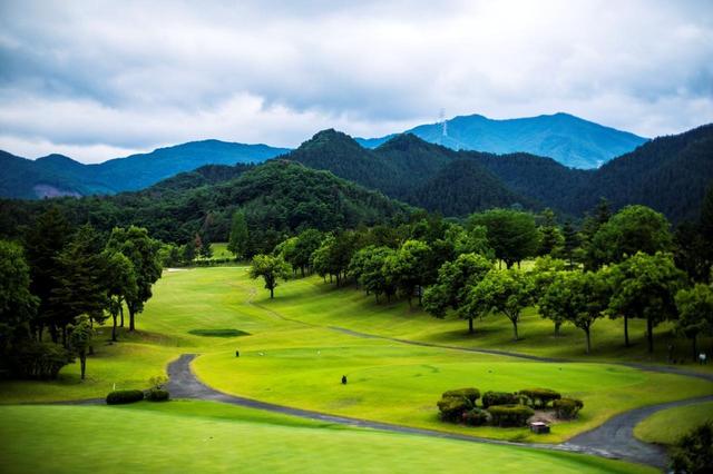 画像1: 下仁田カントリー倶楽部は雄大な山々を背にした18ホール。各ホールともフラットでフェアウェイも広め