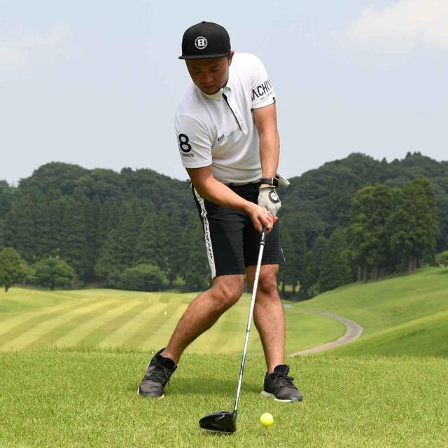 画像: 右肩、右ひじ、右ひざを近づけて、右サイドを縮ませ当てる