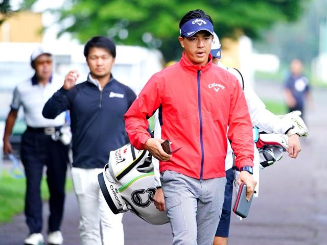 画像: スタート前、練習グリーンに向かう石川プロが手にしているのは……