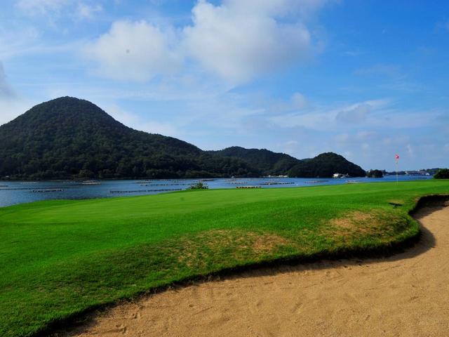 画像: 3番ホール(315Y・P4)グリーンサイドのバンカーから見える景色。グリーンの向こうの海がプレッシャーをかける