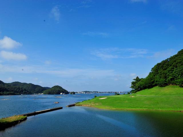 画像: 3番ホール(315Y・P4)2打目の海越え地点。グリーン中央まで約150ヤード