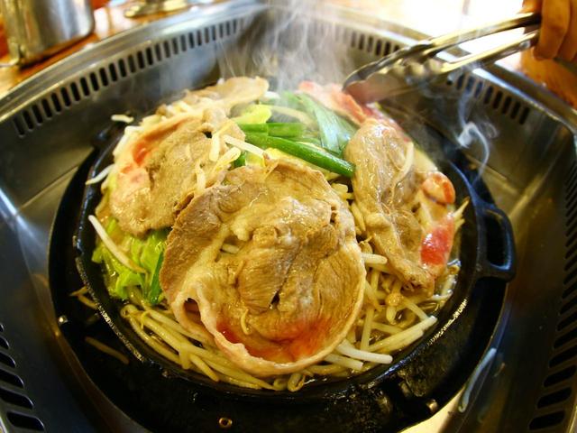 画像: 名物の鉄板ジンギスカン御膳(2040円)