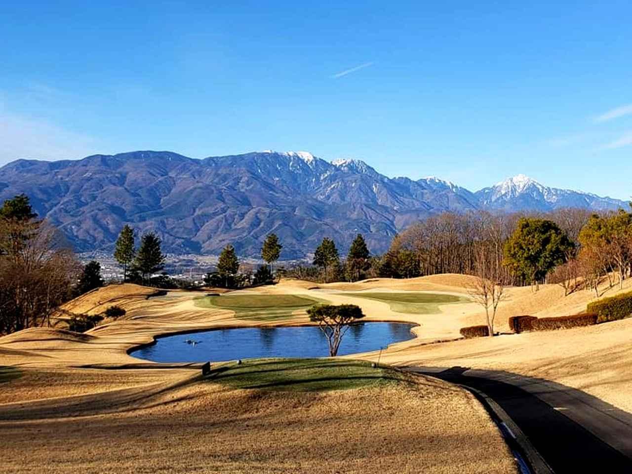 画像: 南アルプスの山々を見渡せる絶好のロケーション、甲斐ヒルズCC(18H・6780Y・P72)。天然温泉のお風呂も好評。12番(193Y・P3)10メートル打ち下ろしの池越え