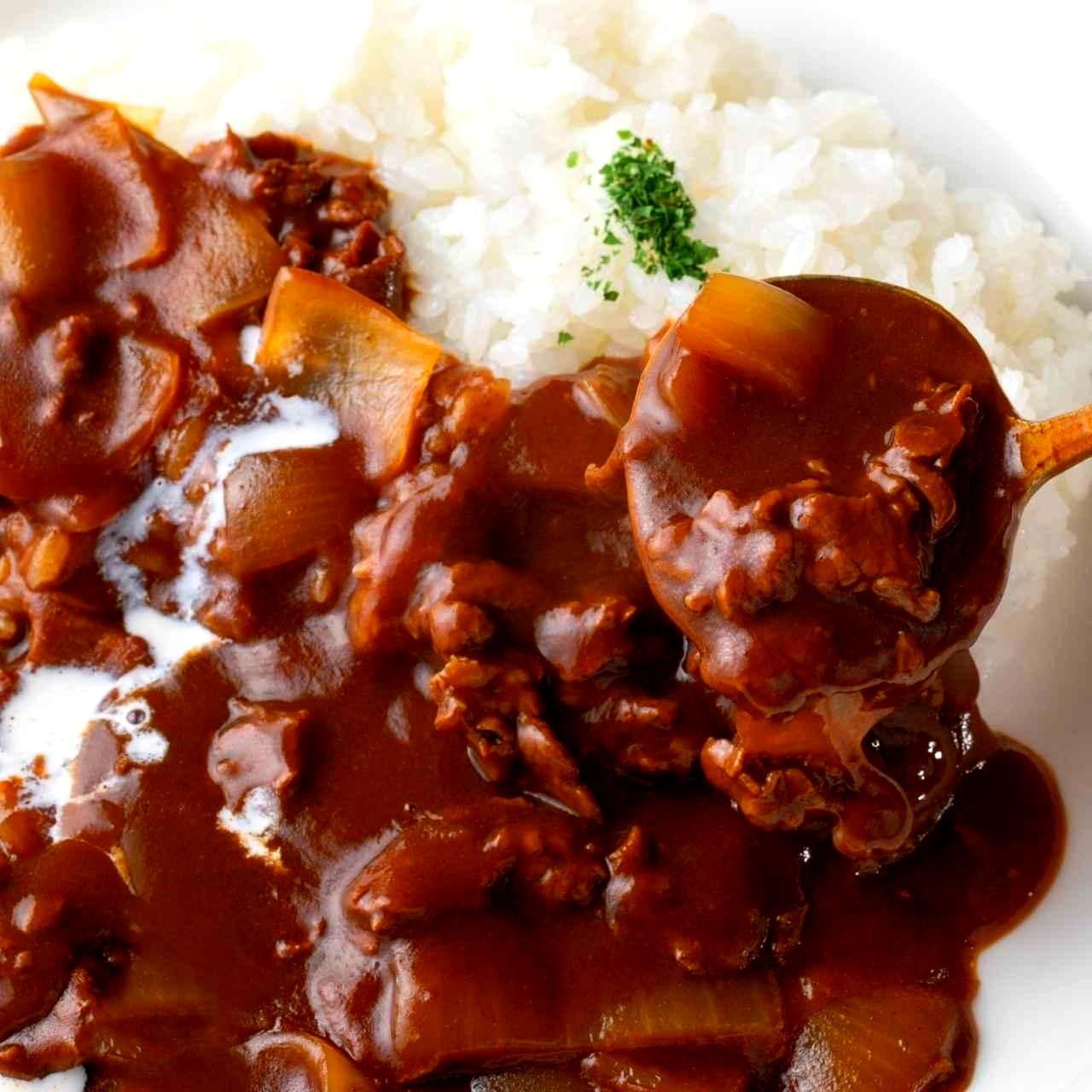画像: 具はソテーした牛肩ロース、玉ネギ、マッシュルームとシンプル。玉ネギのざっくりした食感がアクセント。サラダバー、デザートバー付