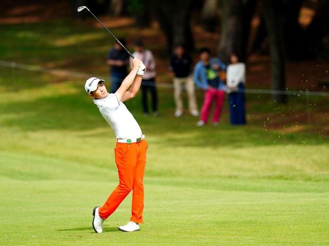画像: 13番のバーディで初優勝に王手かけた塩見好輝は、14番ダブルボギー、15番トリプルボギー、17番トリプルボギーと終盤乱れ10位タイ(+5)。優勝は通算+1でC・キム
