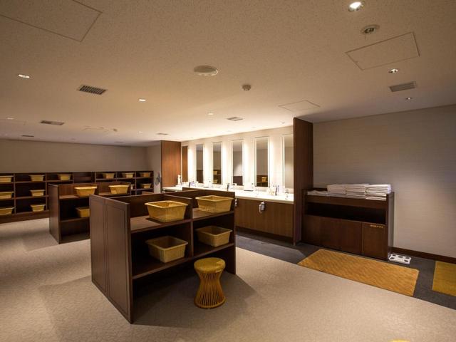 画像: 男性用脱衣室。女性脱衣室には小振りのパウダー室が6つある