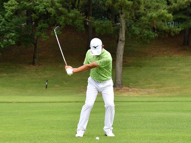 画像4: 【右脳ゴルフ②】桑原克典プロが気づいた技術の原点。自分の前からクラブを外さず振るだけ