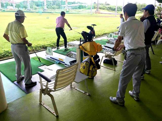画像3: スタート前は若林プロがドライビングレンジで指導
